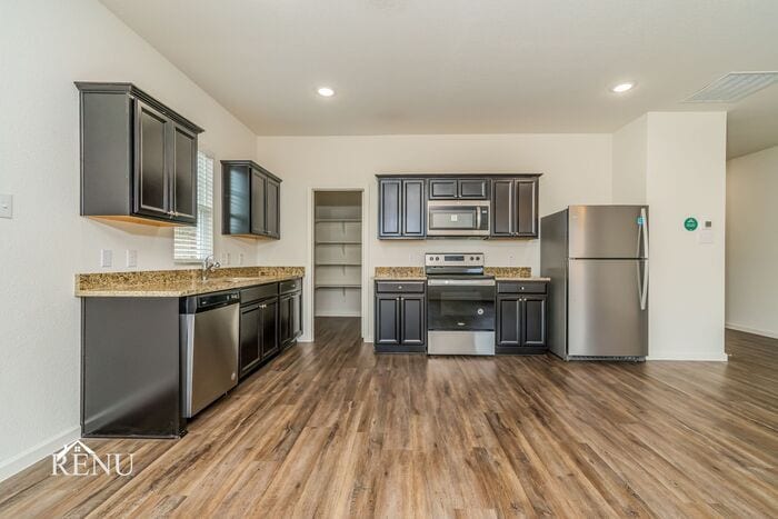 Building Photo - 527 London Dr