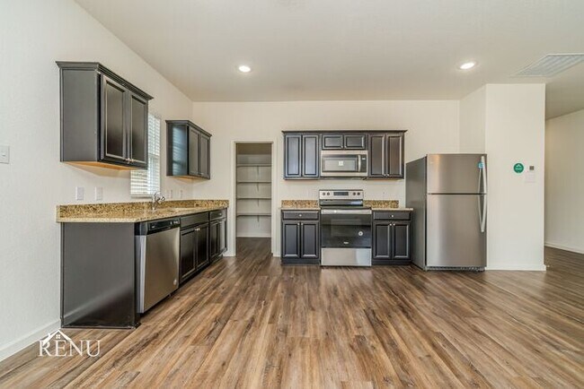 Building Photo - 527 London Dr