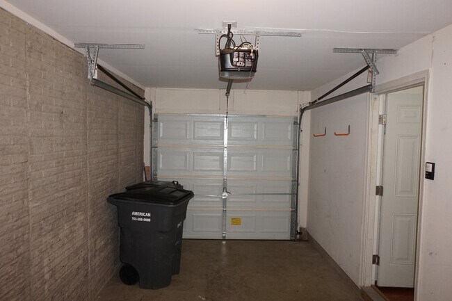 Building Photo - 3-Level TH, 3 BR, 2.5 BA, Garage