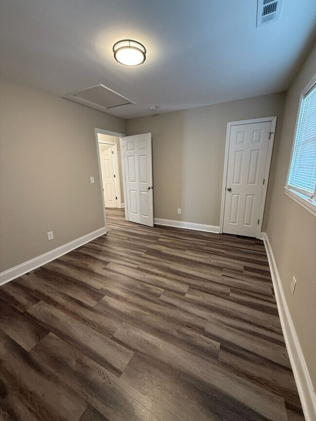 Building Photo - Charming 4 Bedroom Home located in Histori...