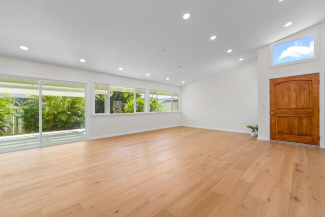 Building Photo - 2067 Laukahi St