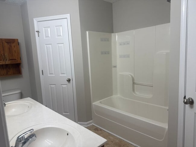 Building Photo - 3 bedroom 2 bath home in Stewarts Creek area.