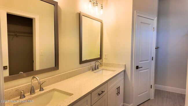 Building Photo - 414 Grove Ln