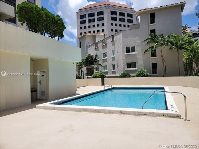 Building Photo - 911 E Ponce De Leon Blvd