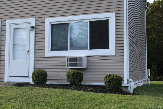 Building Photo - 1 Fishkill Glen Dr