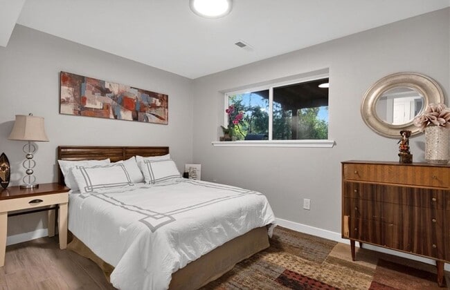 Building Photo - 4 Bed and 2 Bath Beautiful Bellevue Single...