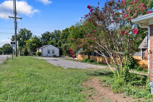 Building Photo - Freshly renovated duplex near Charlotte Av...