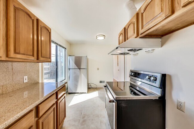 Building Photo - Top-Floor 2BD/1BA Near Ocean Beach & Golden Gate Park