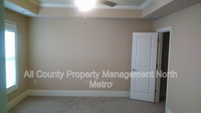 Building Photo - 6465 Chariot St