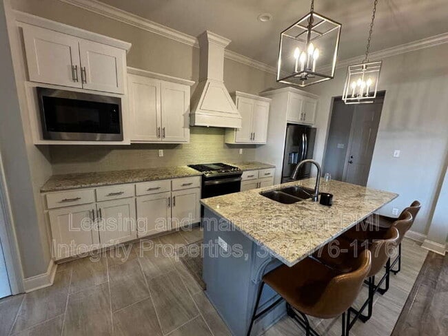 Building Photo - 200 Tennyson Dr