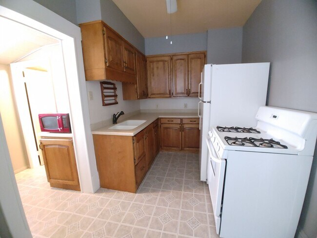 Building Photo - 2 Bedroom House with Fenced in Yard!