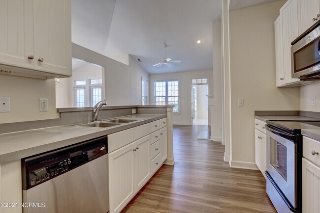 Building Photo - 1302 Suncrest Way