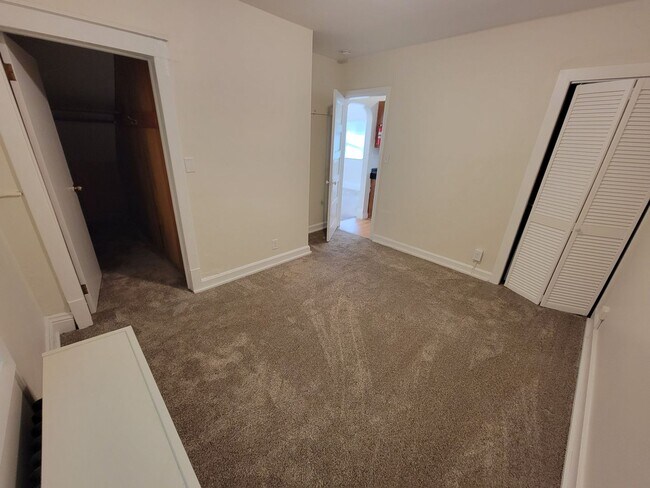 Building Photo - AVAILABLE SEPTEMBER - 1 BED 1 BATH