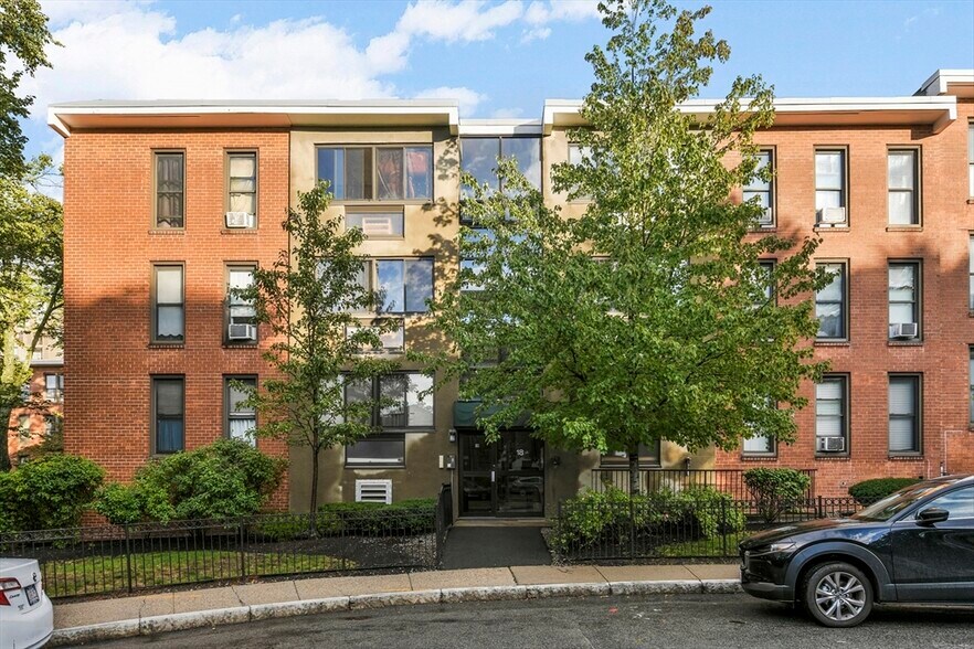 Building Photo - 28 Juniper St