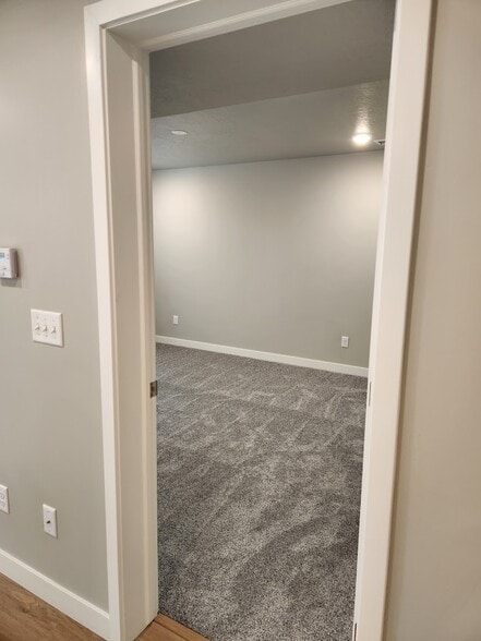 Building Photo - 1032 E 400 S
