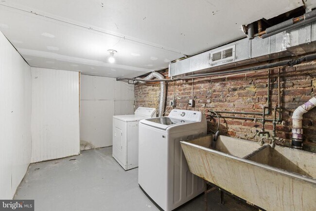 Building Photo - 12 S Washington St