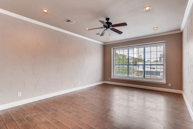 Building Photo - 906 Juniper St, Austin, Texas 78702