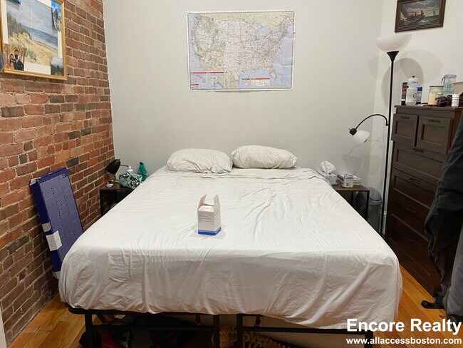 Building Photo - 1089 Beacon St