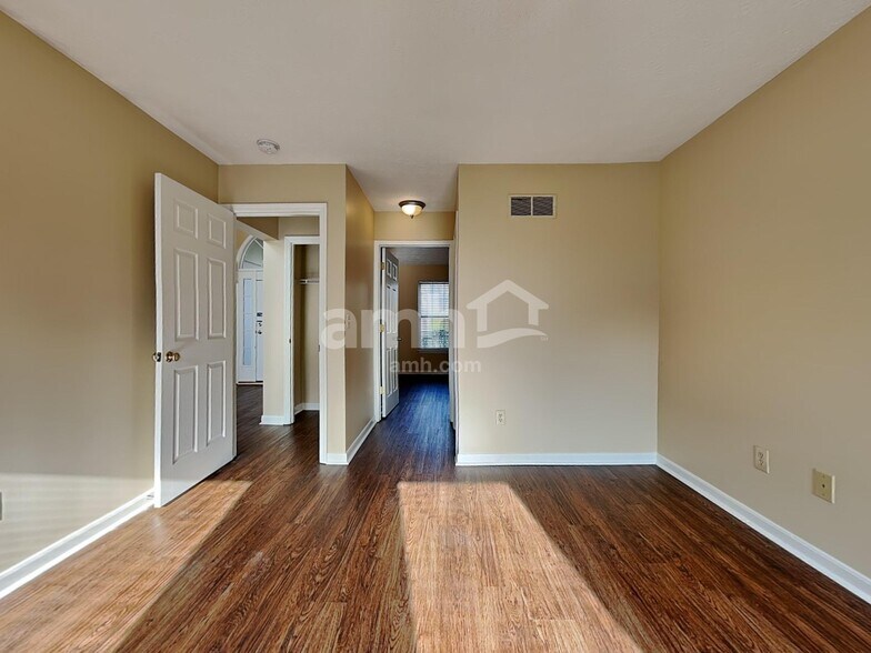 Building Photo - 5671 Longbow Dr