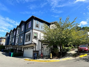Building Photo - Bright & Modern 3BR Redmond End-Unit Townh...