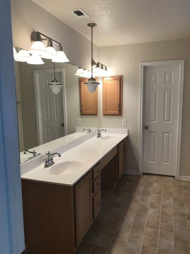 Building Photo - 211 Verde Oak