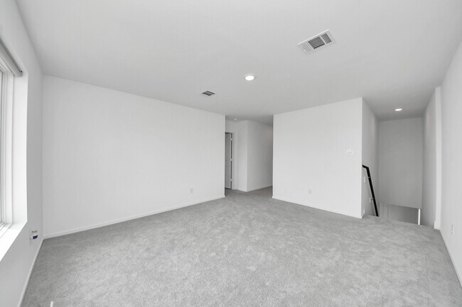 Building Photo - 3012 Sunrise Dr