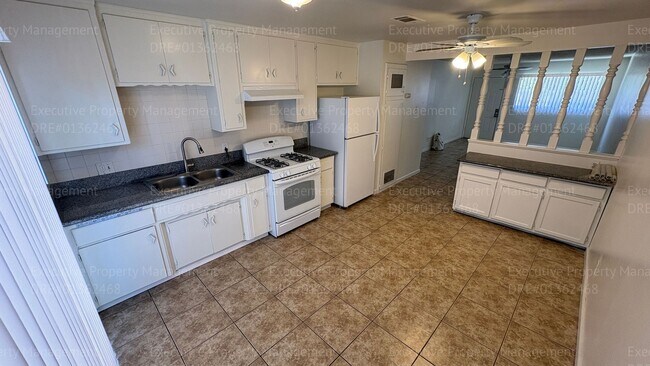 Building Photo - 1921 Baker St