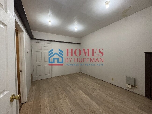 Building Photo - One Bedroom Apartment | West Side Location