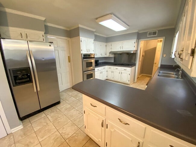 Building Photo - 4 bed, 2.5 bath home in East Memphis near CBHS, Shelby Farms, and Baptist Hospital