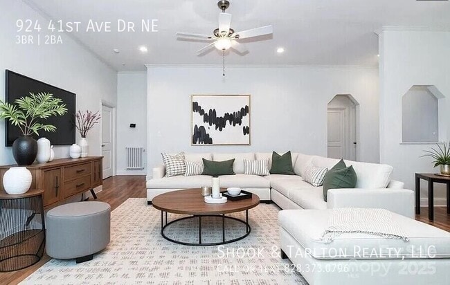 Building Photo - 924 41st Ave Dr NE