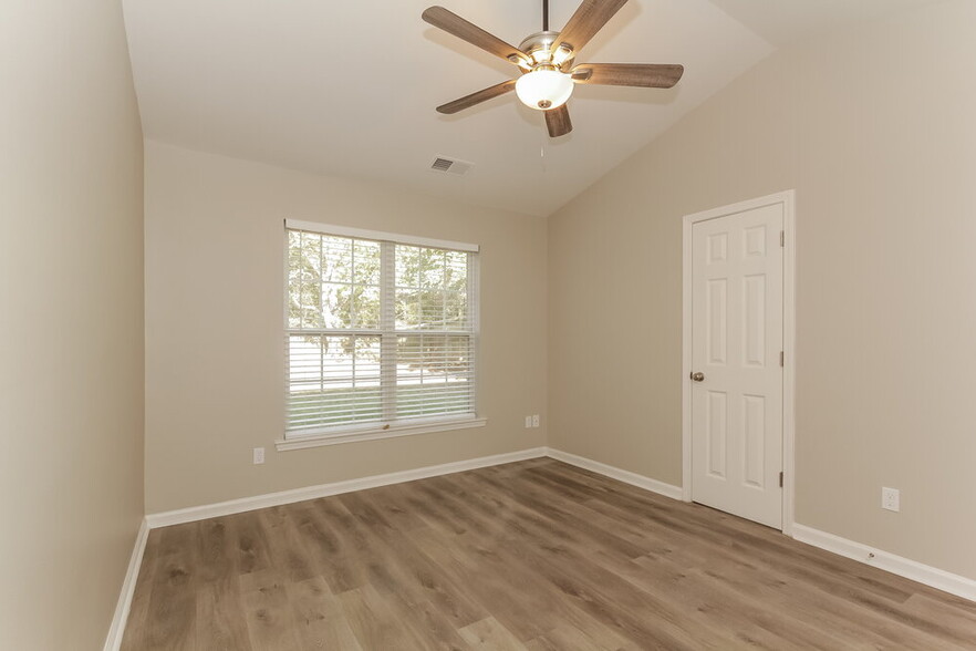 Building Photo - 460 Riverglen Dr NW