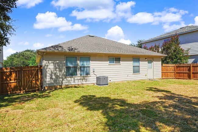 Building Photo - 11114 Hillsdale Loop