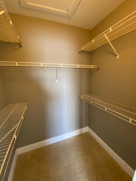 Building Photo - 2820 N Oakland Forest Dr