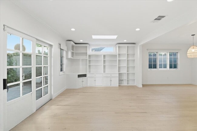 Building Photo - 2156 Linnington Ave