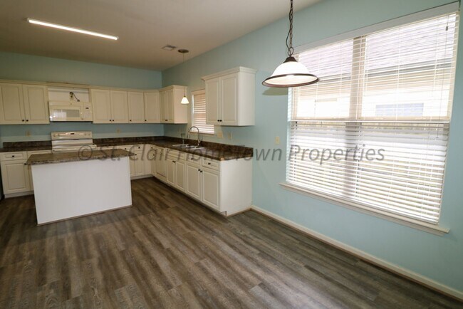Building Photo - Large Family Home in Moody AL