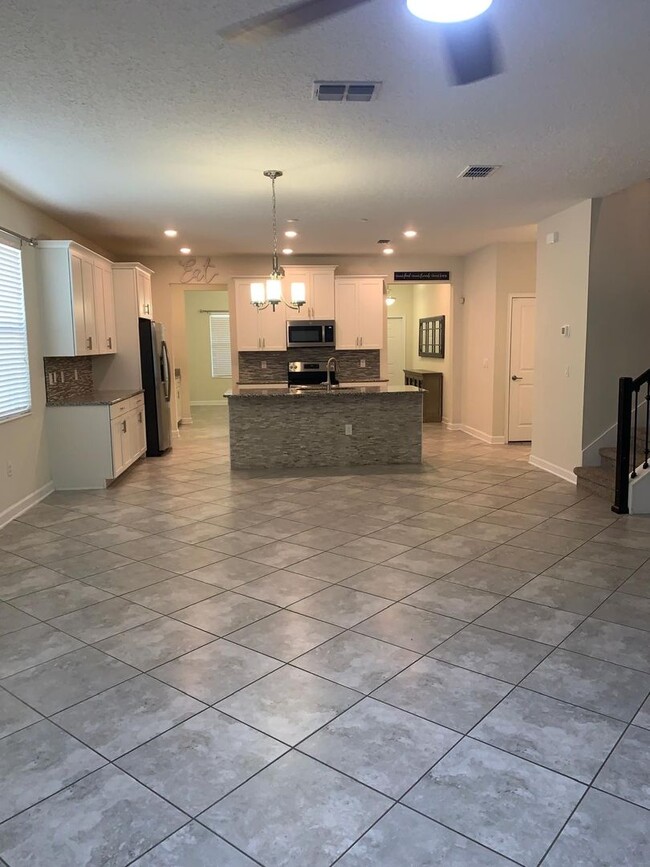 Building Photo - Bright and Spacious 5-Bedroom Home in Char...