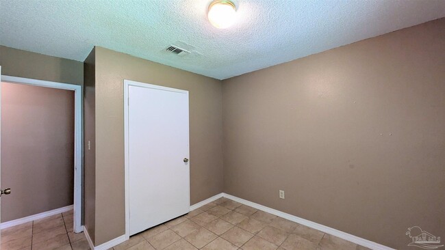 Building Photo - 8160 Stonebrook Dr
