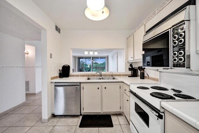Building Photo - 1911 Sabal Palm Dr