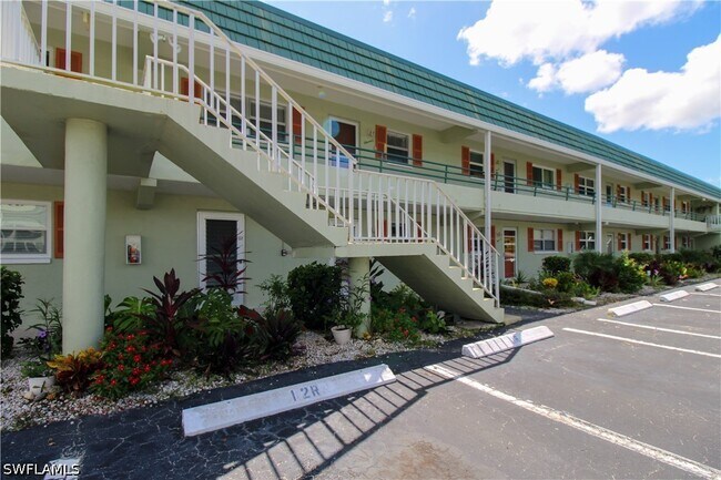 Building Photo - 300 Valley Stream Dr