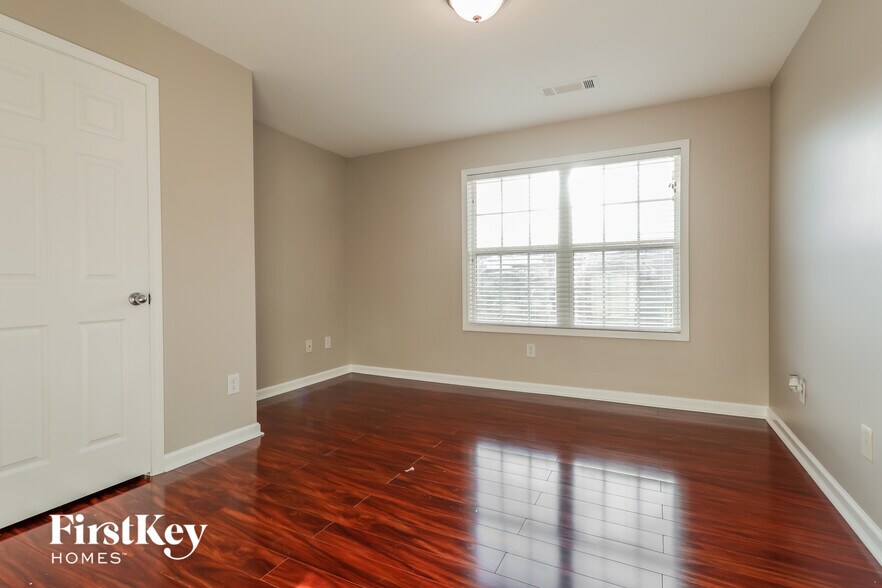 Building Photo - 1528 Park Knoll Trail NE