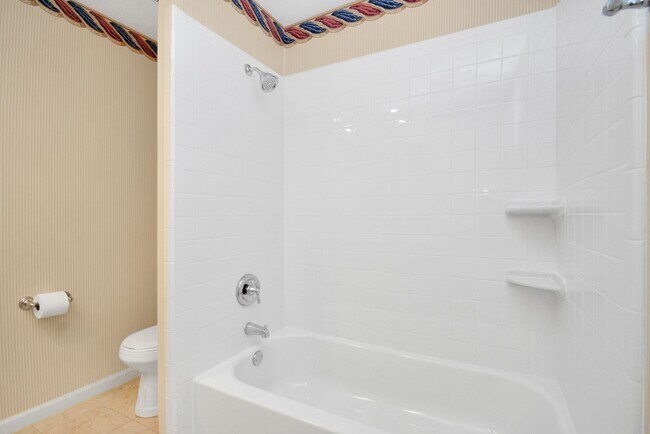 Building Photo - 2818 Colonial Dr