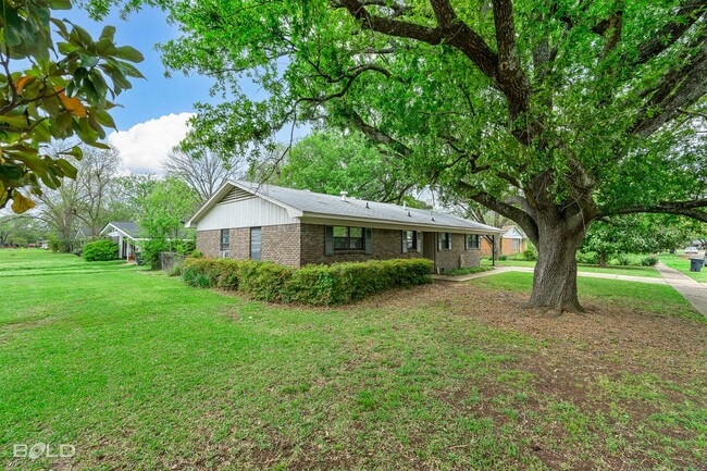 Building Photo - Check Out this 3 bed 2 bath!!