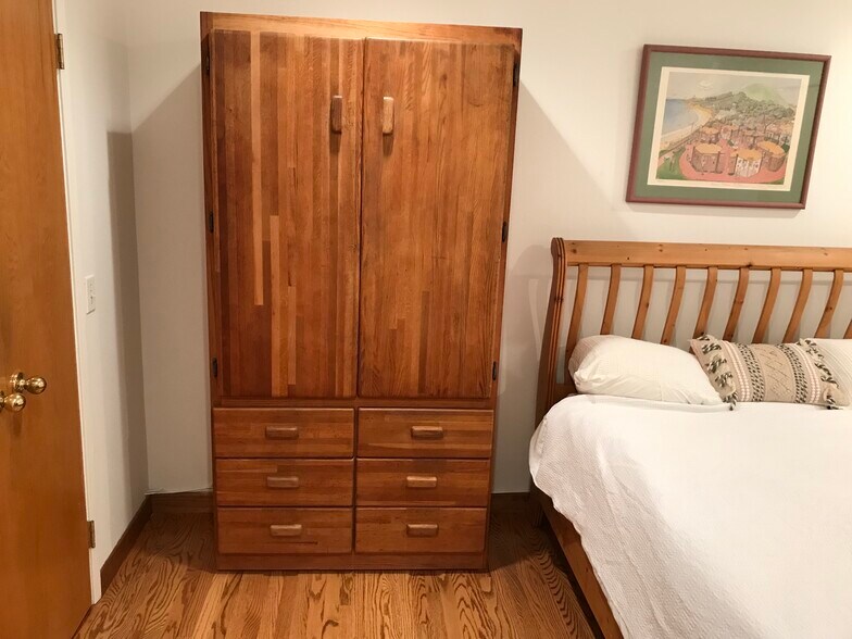 Building Photo - 6000 Bixby Village Dr