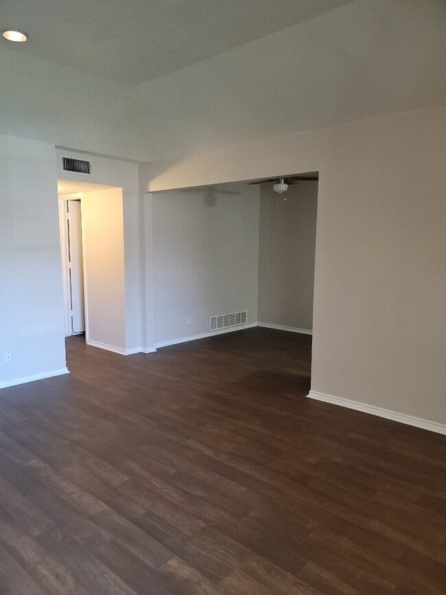 Building Photo - Duplex in Saginaw 2 bedrooms 1 bath