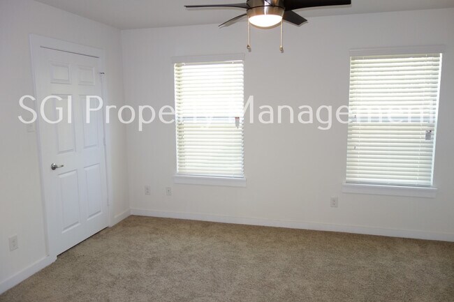 Building Photo - 931 Robineta Ln