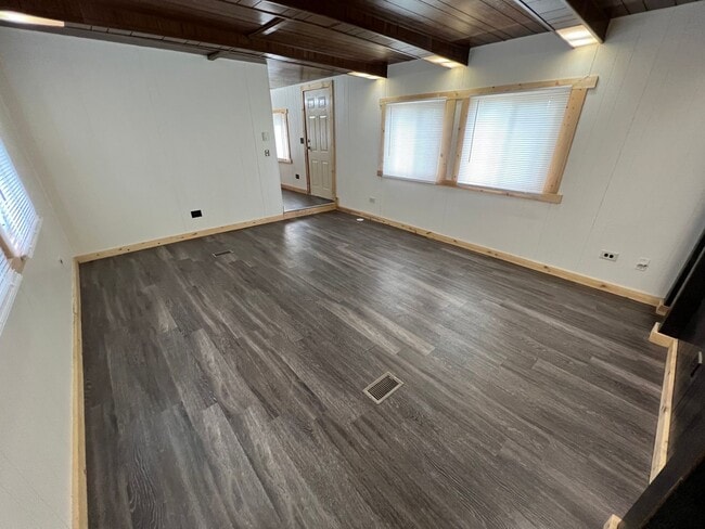 Building Photo - 2 Bedroom 1 Bath Updated Mobile Home in A ...