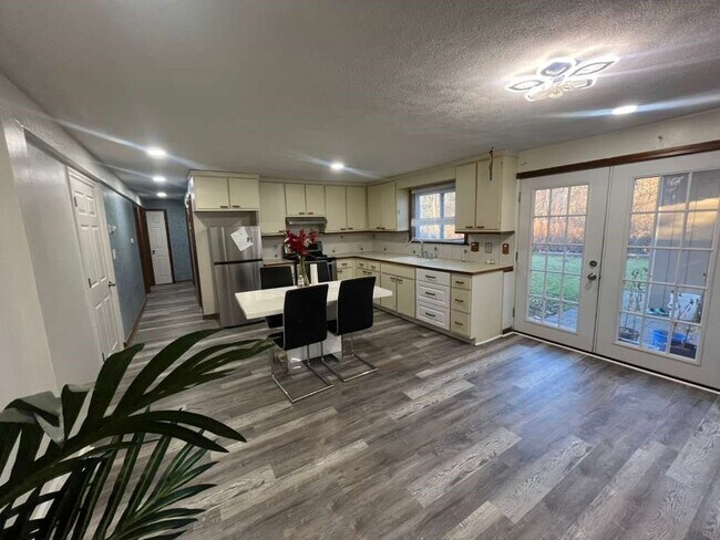 Primary Photo - 36 Stevens St