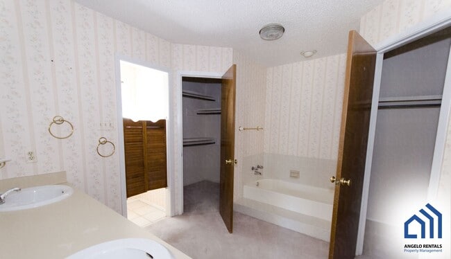 Building Photo - 6 MONTH LEASE!! SPACIOUS Southland 4 bed/3...