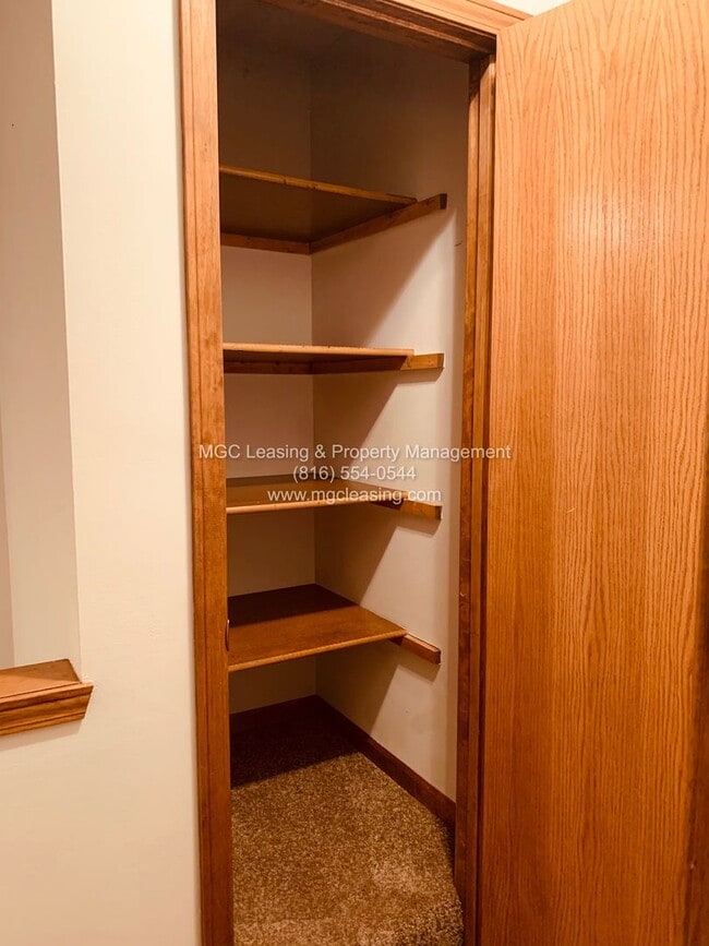 Building Photo - Spacious Raymore Townhome in Prime Remington Village Location