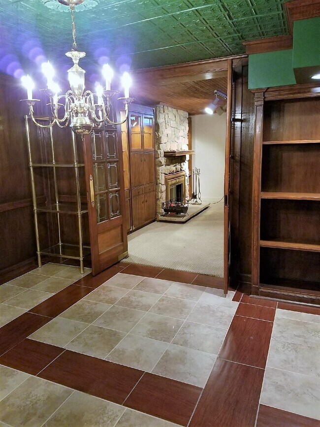 Building Photo - 3 bed 2 bath Riverside Home